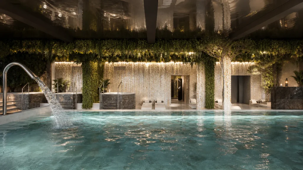 Wizualizacja basenu wewnętrznego z atrakcjami wodnymi w Aparthotel Natura Resort
