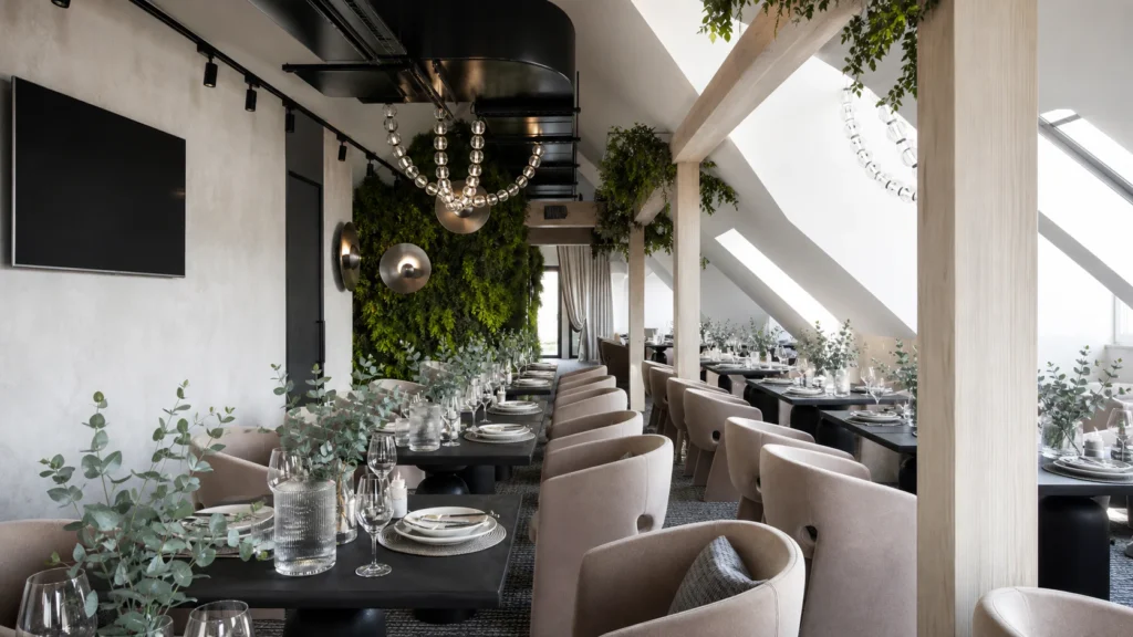Wizualizacja restauracji Aparthotel Natura Resort z eleganckimi stolikami i zielenią