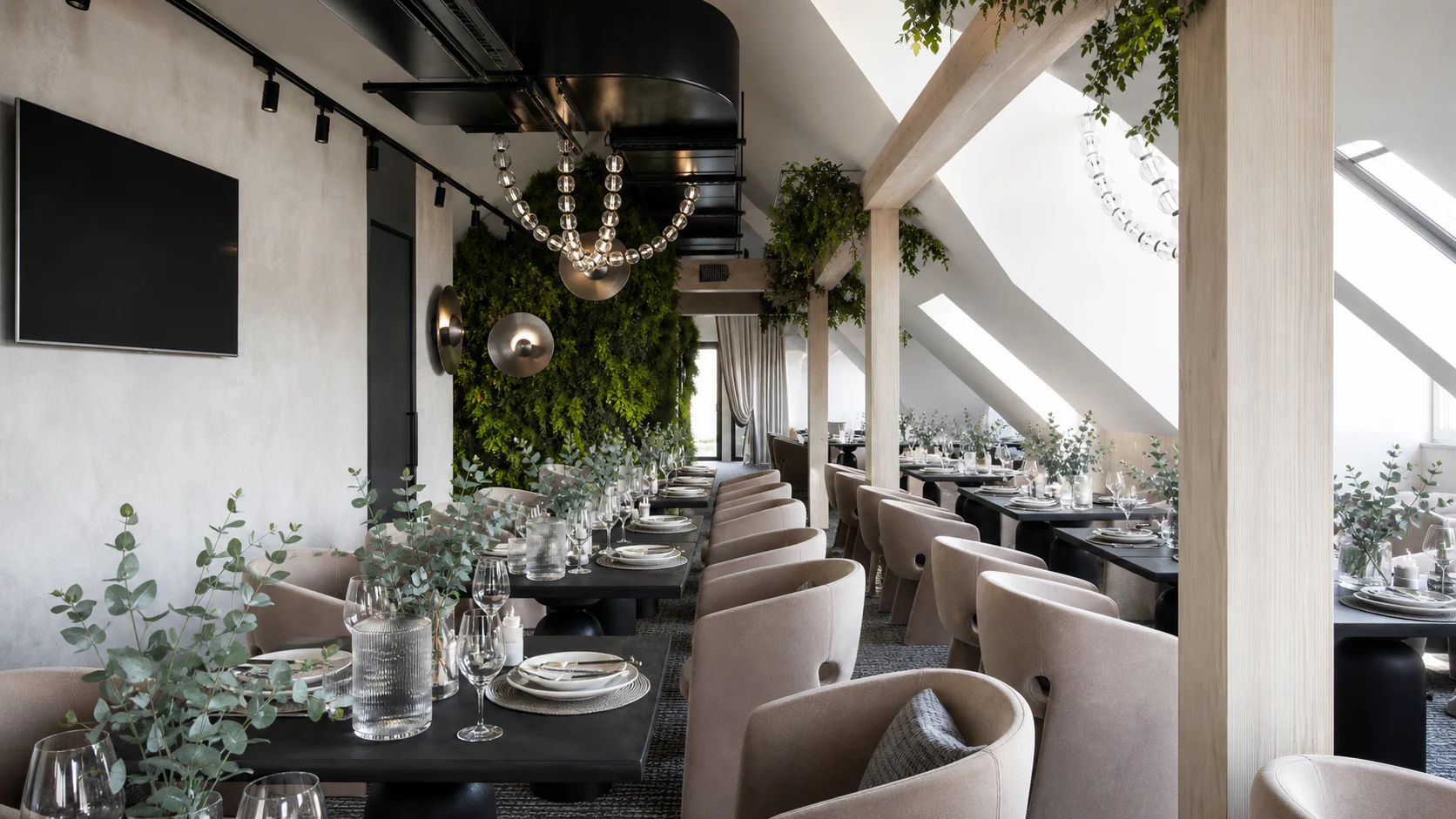 Wizualizacja restauracji Aparthotel Natura Resort z eleganckimi stolikami i zielenią