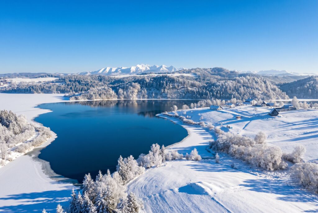 Jezioro Czorsztyńskie i Tatry zimą, widok z drona